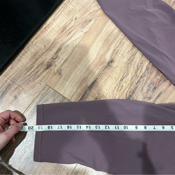 Athleta Salutation Stash Pocket II Capri Tight Leggings Volcanic Violet - Picture 10 of 14